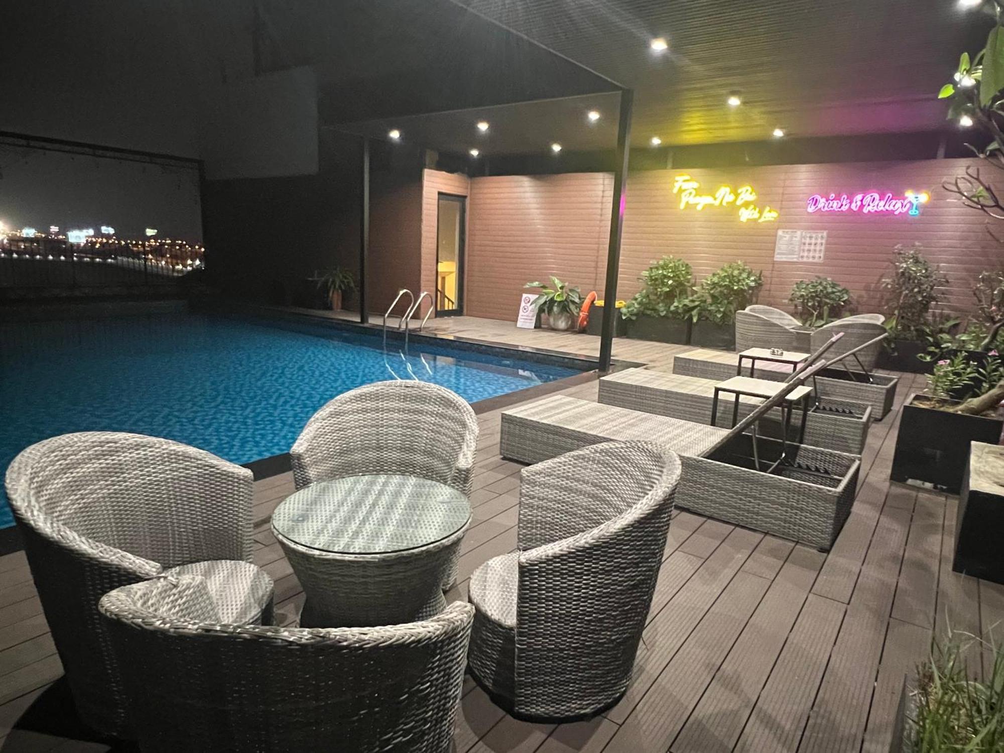 Paragon Noi Bai Hotel & Pool Hanoi Buitenkant foto
